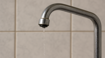 Moradores denunciam dificuldades até para tomar banho, lavar peças e realizar limpeza; após nova interrupção de mais de 12h, protestos já tomam conta das redes sociais.