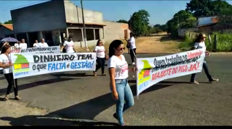 Profissionais lutam para receber o reajuste do novo piso salarial por 40 horas semanais. Prefeito David Bento quer reduzir a carga horária dos professores.