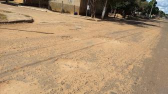 Alguns populares de Filadélfia já tamparam buraco por contra própria nos períodos de chuvas.