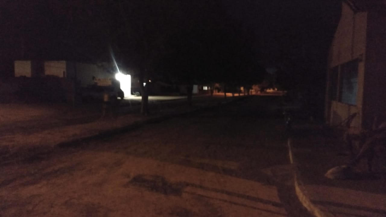 Os moradores reclamam da falta de iluminação e dos buracos na rua do Hospital Municipal.
