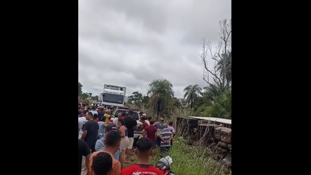 Acidente ocorreu na manhã deste domingo (21), próximo a Filadélfia; motorista passa bem e Polícia Militar evita saque durante o transbordo. Foto: Reprodução
