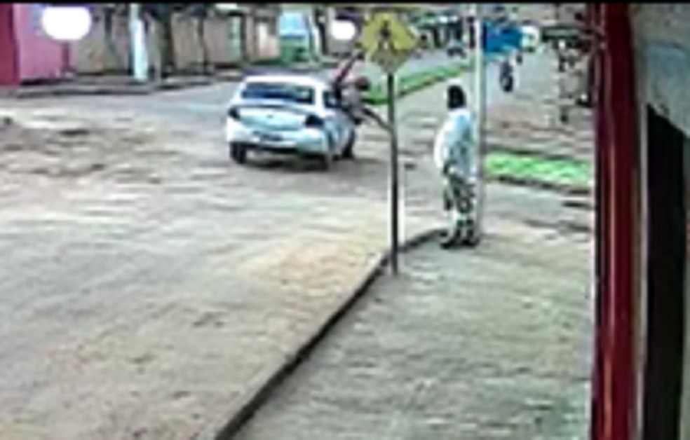 Polícia Civil disse que aguarda resultados de exames periciais para concluir inquérito. A outra criança ficou ferida e foi levada para hospital de Porto Nacional. Momento em que bicicleta com mãe e filhas foi atingida por carro — Foto: Reprodução