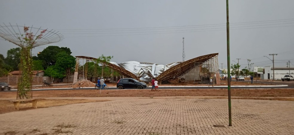 Estrutura ainda estava em construção e não houve feridos. Obra foi contratada em 2019 por R$ 650 mil. Ginásio desabou no centro de Barrolândia — Foto: Divulgação/Redes Sociais