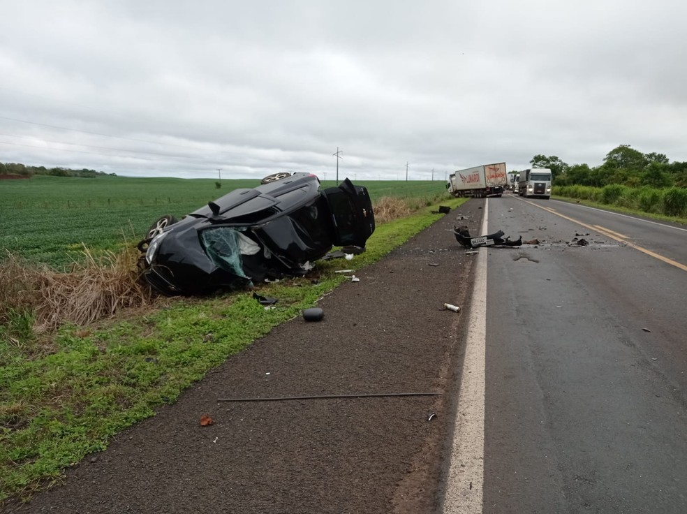 Acidente aconteceu na zona rural de Darcinópolis. Bombeiros retiraram corpo de motorista das ferragens. Acidente aconteceu por volta das 6h desta sexta-feira (3) — Foto: Divulgação/Bombeiros