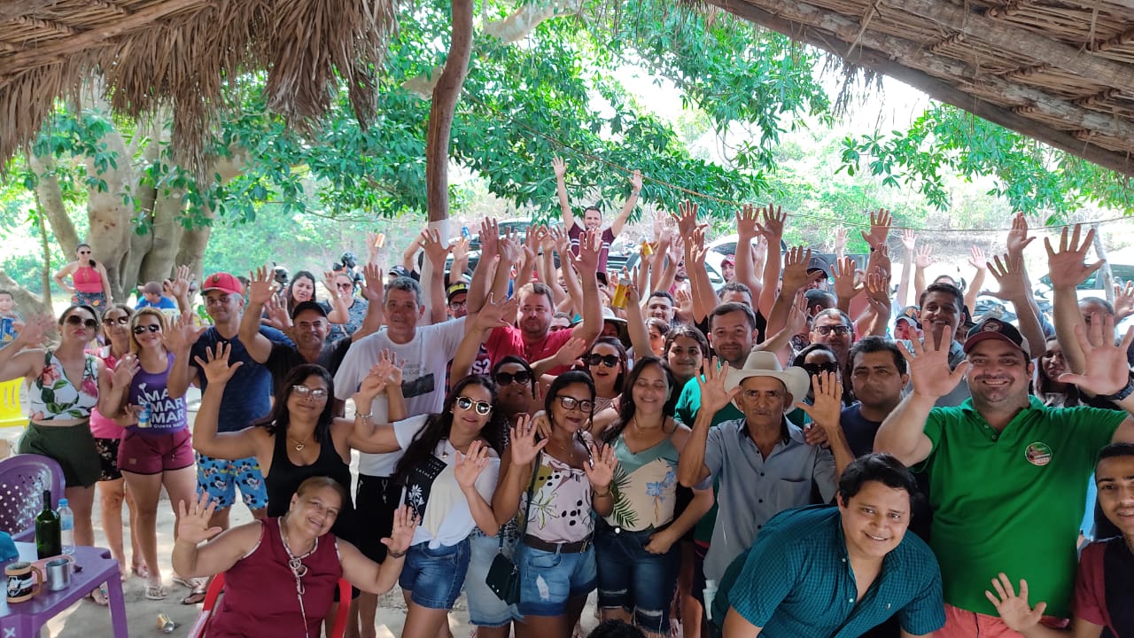 O candidato David Bento (PSL) promoveu aglomeração de pessoas sem usar máscaras. David Bento (Republicanos) e seus apoiadores fazem aglomeração em banho. – Foto: Divulgação